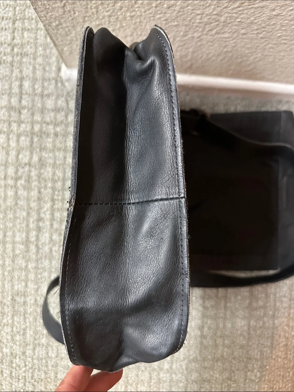 Kenneth Cole Men Women Black Leather Crossbody Bag